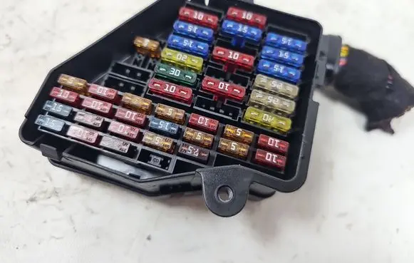 Audi A3 S3 8L Fuse module