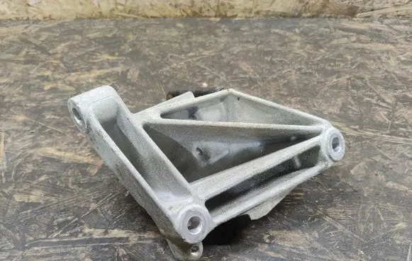 Suzuki Celerio Engine mounting bracket 76M1