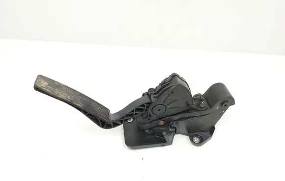 Accelerator throttle pedal