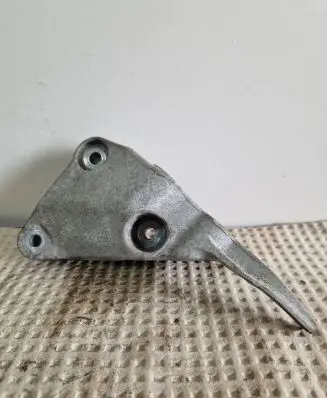 Opel Astra J Engine mounting bracket 133653272