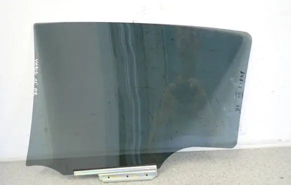 Toyota Yaris Sliding door window/glass 