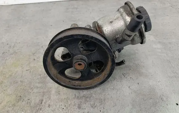 Toyota Avensis T250 Power steering pump 