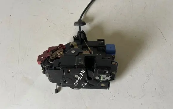 Volkswagen Touran I Front door lock 3D1837015
