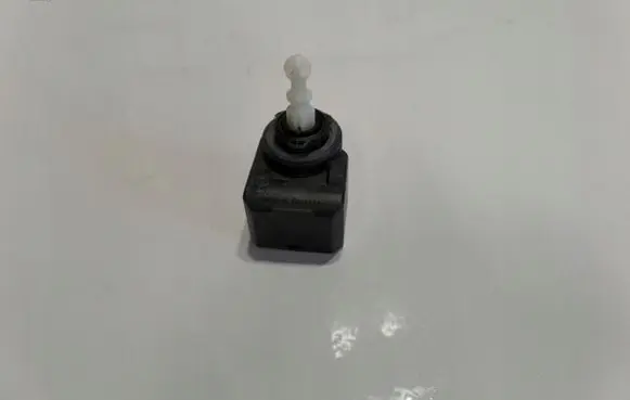 Audi A6 S6 C6 4F Headlight level adjustment motor 0083000