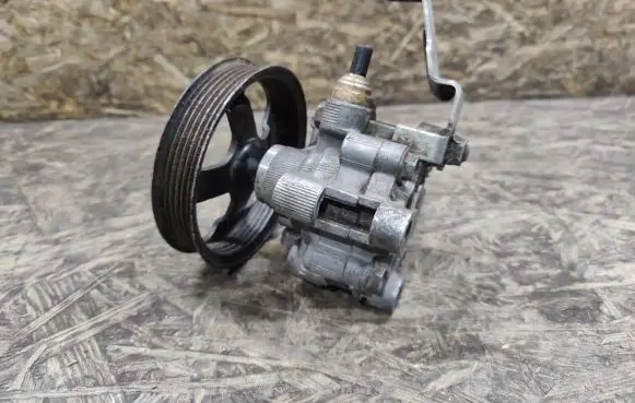 Toyota Avensis T250 Power steering pump U7D36791