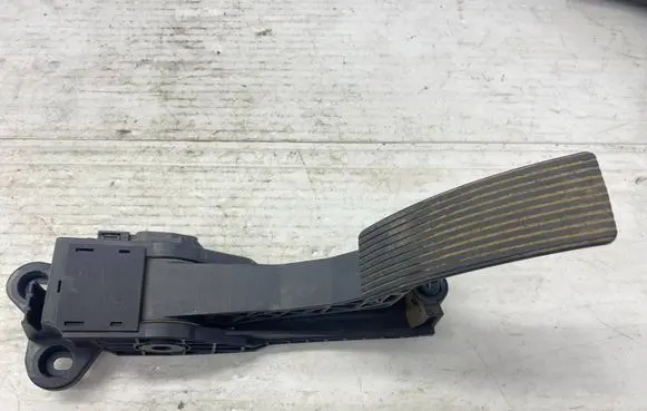 Mercedes-Benz ML W164 Accelerator throttle pedal A1643000004