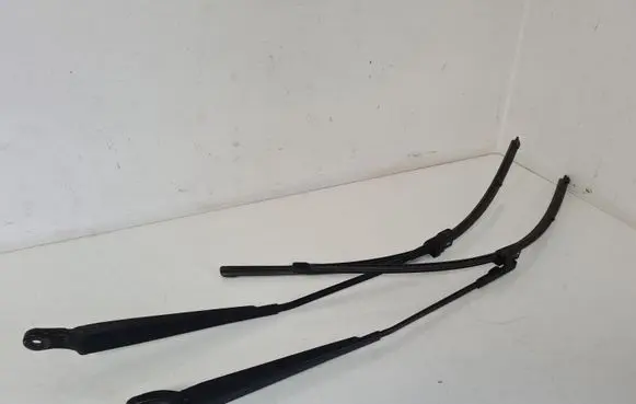 Renault Modus Front wiper blade arm 8200360823A