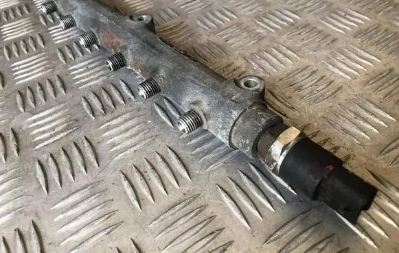 Volvo XC90 Fuel main line pipe 8658252 001669 0445215010