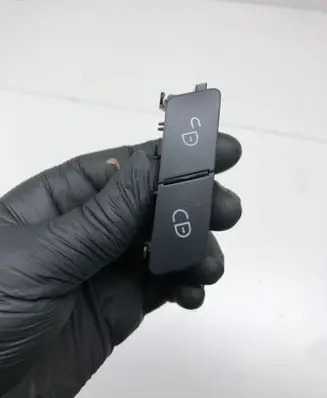 Mercedes-Benz C W204 Central locking switch button A2048706410