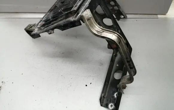 Fender mounting bracket
