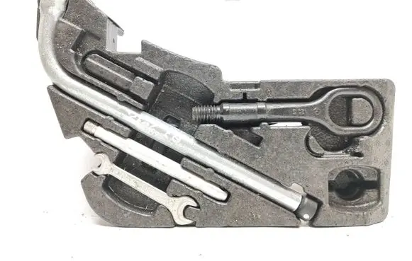 Audi Q7 4L Tool set 4L0011075