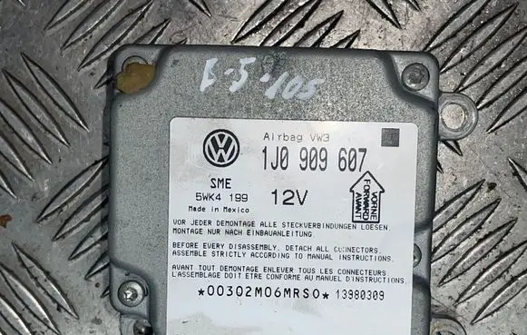 Volkswagen PASSAT B5 Airbag control unit/module 1J0909607 13980309 5WK4199