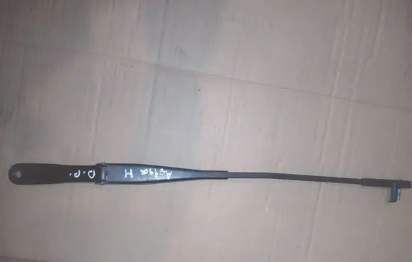 Opel Astra H Front wiper blade arm 13111220