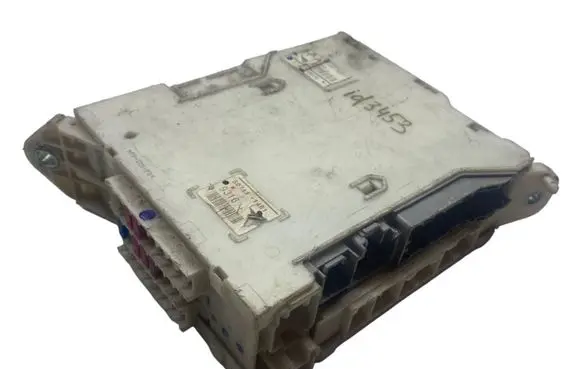 Lexus GS 300 350 430 450H Fuse module 8273030271 5I020636