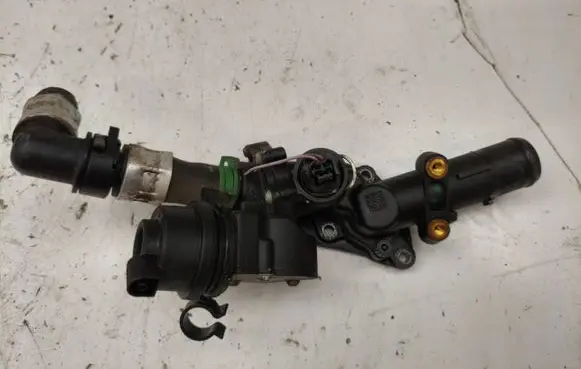 Renault Clio IV Thermostat/thermostat housing 110608431R