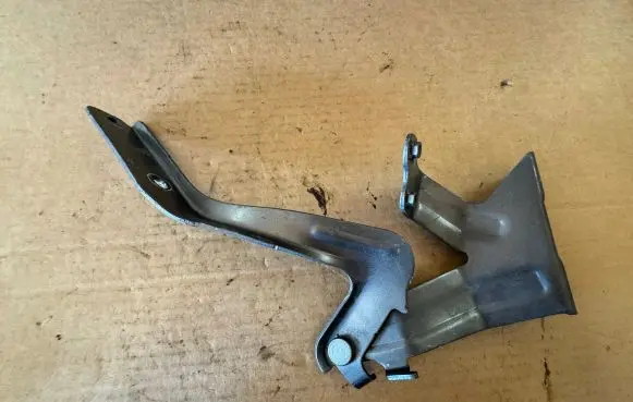 Nissan Leaf I (ZE0) Engine bonnet/hood hinges