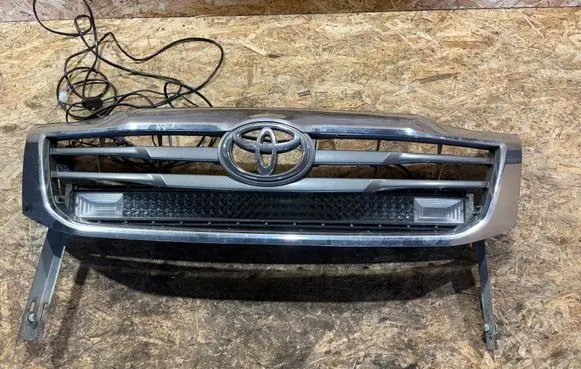 Toyota Hilux (AN10, AN20, AN30) Front bumper upper radiator grill