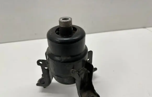 Toyota Camry VIII XV70 Engine mount bracket