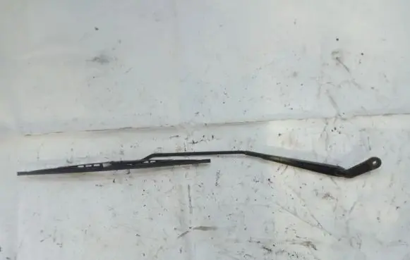 Front wiper blade arm