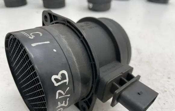 Volkswagen Jetta VI Mass air flow meter 0281002735 03G906461C