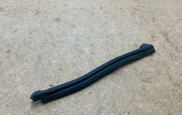 BMW 3 E46 Engine compartment rubber 51718215893 8215893