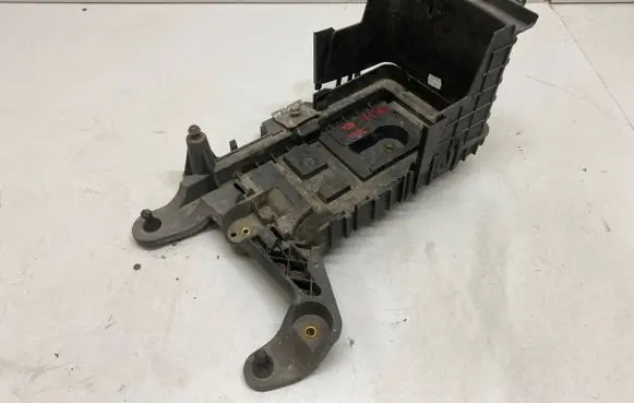 Volkswagen PASSAT B7 Battery tray 1K0915333