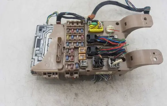 Toyota Corolla Verso E121 Fuse module 03312G25 2G25 0331