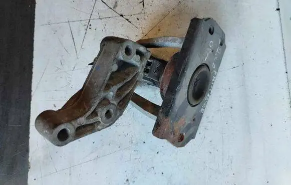 Nissan Primastar Engine mount bracket
