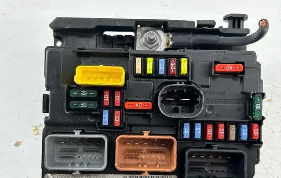 Citroen C3 Fuse module 9667199680
