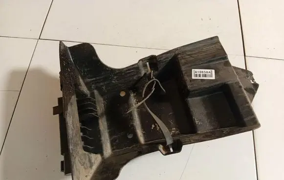 Volkswagen PASSAT B5 Battery box tray 3B9867705C