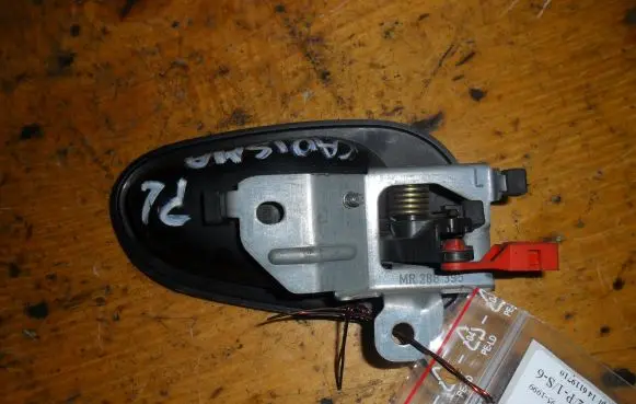 Mitsubishi Carisma Front door interior handle