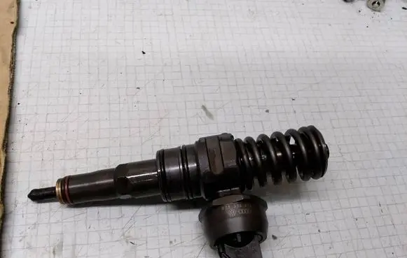 Volkswagen PASSAT B6 Fuel injector 038130073AG 0414720215