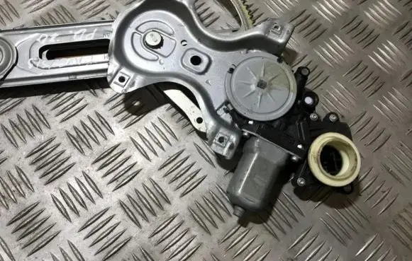 Toyota Avensis T270 Front door window regulator motor 8570102010 85701-02010