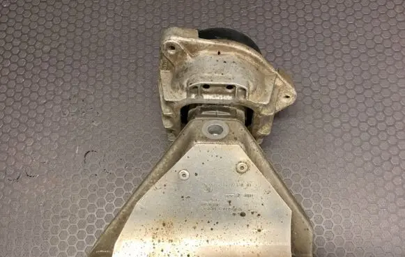 BMW 5 F10 F11 Engine mount bracket 6777371 68623513