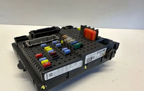 Volvo XC70 Fuse module 8676391 12217799 04W462