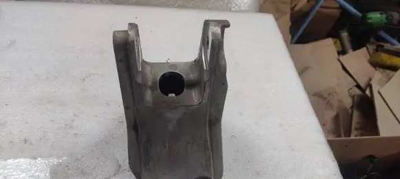 Nissan Leaf II (ZE1) Engine mounting bracket