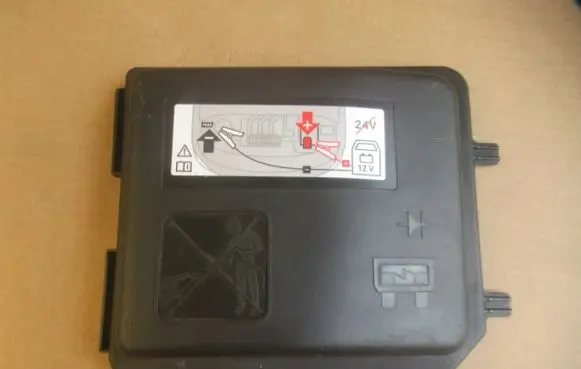 Peugeot 2008 II Fuse box cover 9824510780