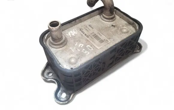 Volvo V70 Engine oil radiator 8677973 C5850