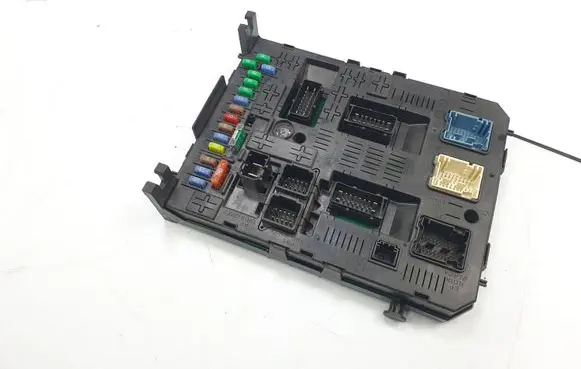 Citroen C5 Fuse module 966689568002