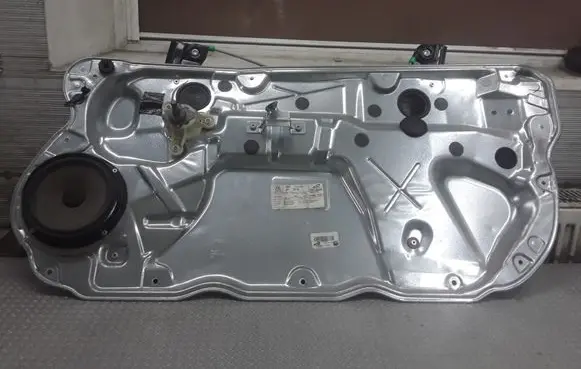 Volkswagen Polo Front door manual window regulator W06Q0035411A