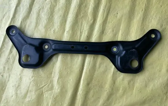 Mercedes-Benz C AMG W204 Steering rack mounting bracket A2046280011