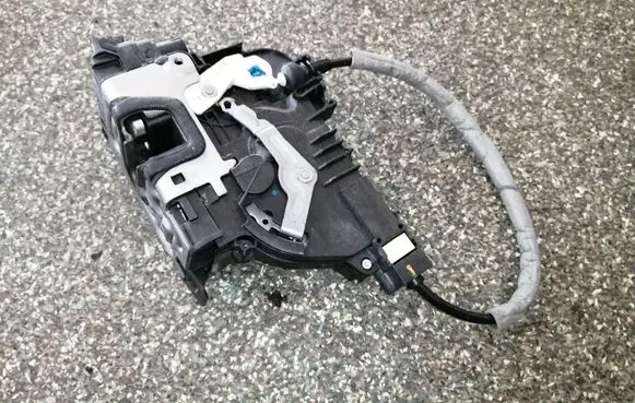 Mercedes-Benz Vito Viano W447 Front door lock A4477200035