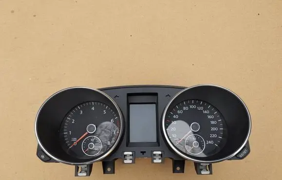 Volkswagen Golf VI Speedometer (instrument cluster) 5K0920870B