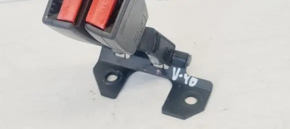 Middle seatbelt buckle (rear)