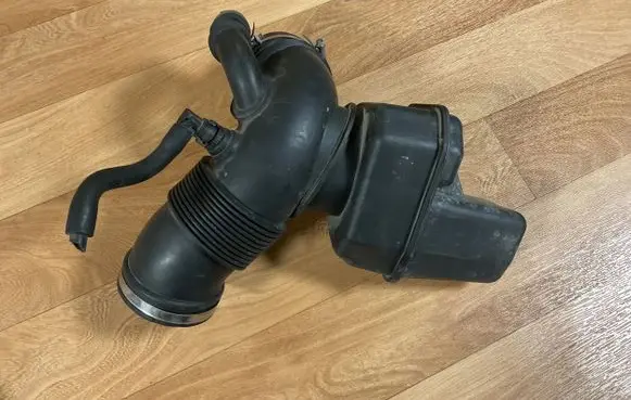 BMW 5 E60 E61 Air intake hose/pipe 8590614