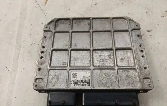 Toyota Avensis T270 Engine control unit/module 8966105D00 MB2759000151