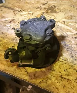 Volkswagen PASSAT B5.5 Power steering pump 8D0145156L