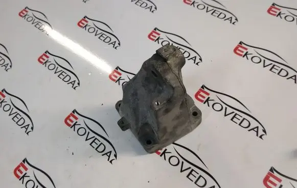 Mercedes-Benz Vito Viano W639 Engine mounting bracket A6422231904