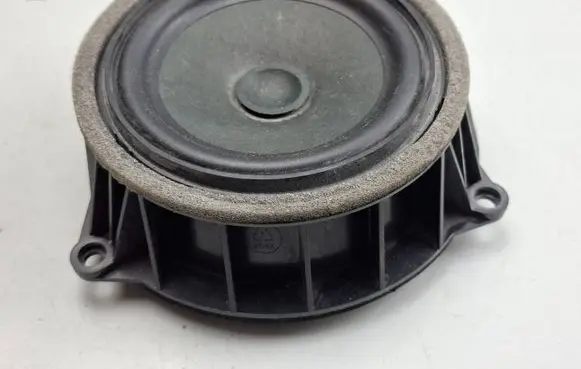 Front door high frequency speaker