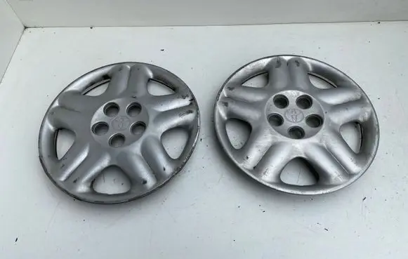 Toyota Avensis T220 R15 wheel hub/cap/trim 4260205080B